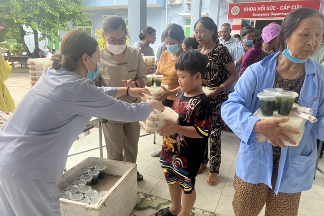 Charity in sowing blessing of Dong Cao Pagoda