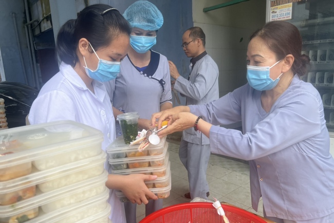 Charity in sowing blessing of Dong Cao Pagoda