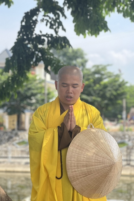 Charity in sowing blessing of Dong Cao Pagoda