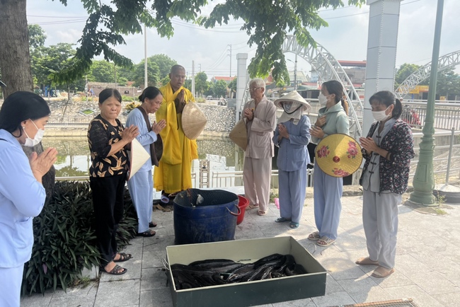Charity in sowing blessing of Dong Cao Pagoda