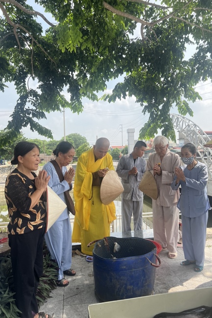 Charity in sowing blessing of Dong Cao Pagoda