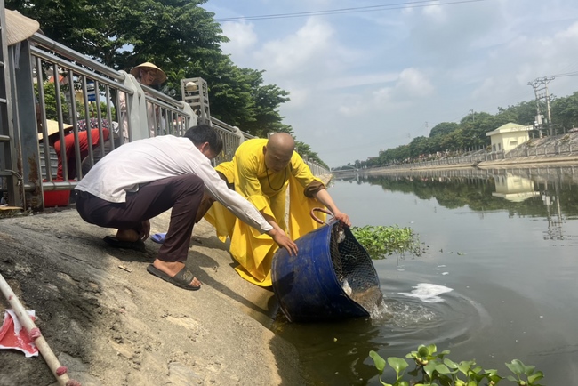 Charity in sowing blessing of Dong Cao Pagoda