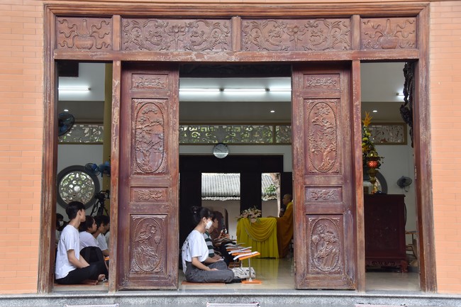 Nguyen Van Cu School students pray for University Examination 2022