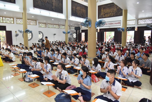 Nguyen Van Cu School students pray for University Examination 2022