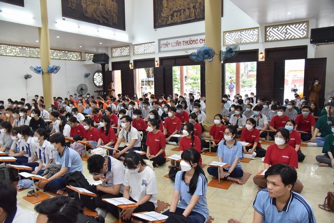 Nguyen Van Cu School students pray for University Examination 2022