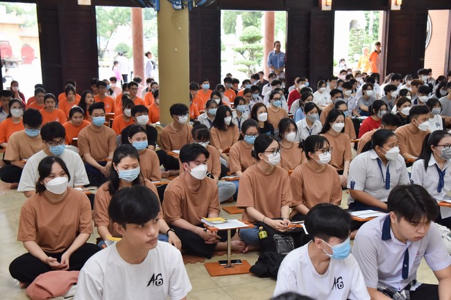 Nguyen Van Cu School students pray for University Examination 2022
