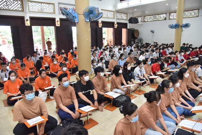 Nguyen Van Cu School students pray for University Examination 2022