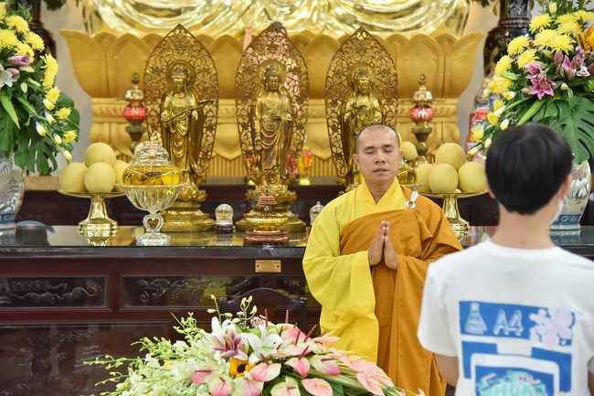 Nguyen Van Cu School students pray for University Examination 2022