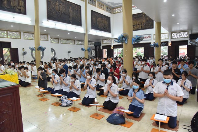 Nguyen Van Cu School students pray for University Examination 2022