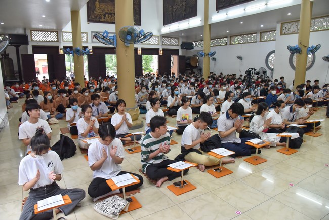 Nguyen Van Cu School students pray for University Examination 2022