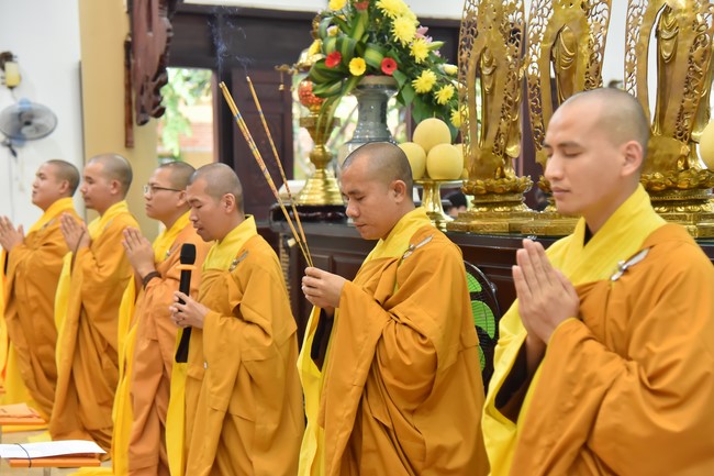 Nguyen Van Cu School students pray for University Examination 2022