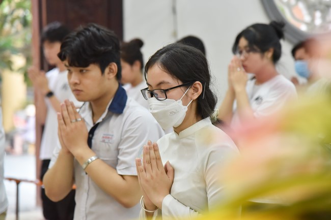 Nguyen Van Cu School students pray for University Examination 2022