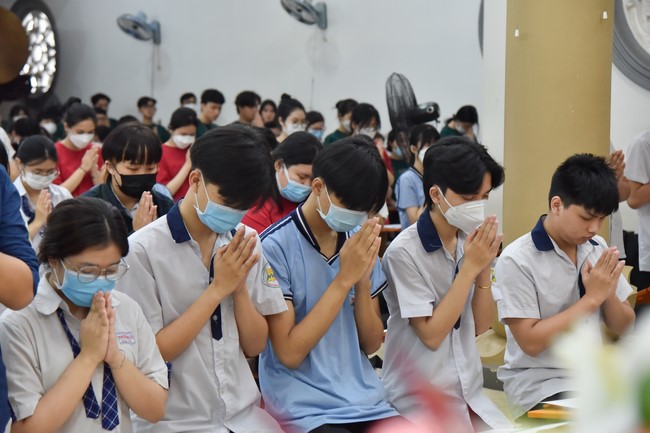 Nguyen Van Cu School students pray for University Examination 2022