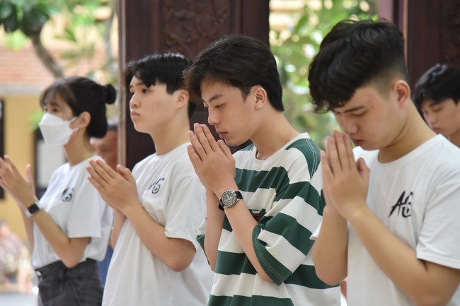 Nguyen Van Cu School students pray for University Examination 2022