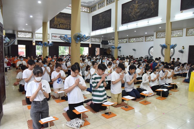 Nguyen Van Cu School students pray for University Examination 2022