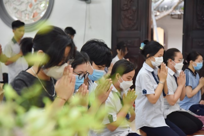 Nguyen Van Cu School students pray for University Examination 2022