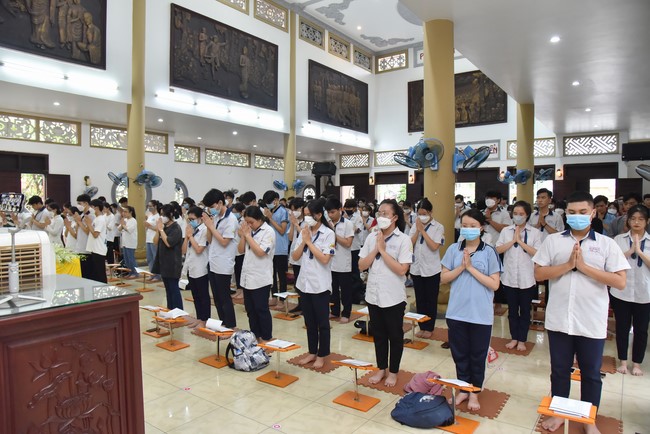 Nguyen Van Cu School students pray for University Examination 2022