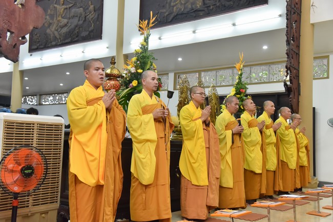 Nguyen Van Cu School students pray for University Examination 2022