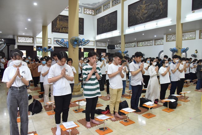 Nguyen Van Cu School students pray for University Examination 2022