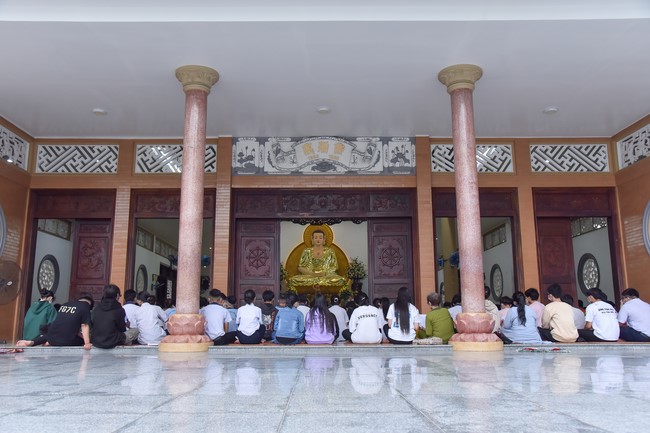 Nguyen Van Cu School students pray for University Examination 2022