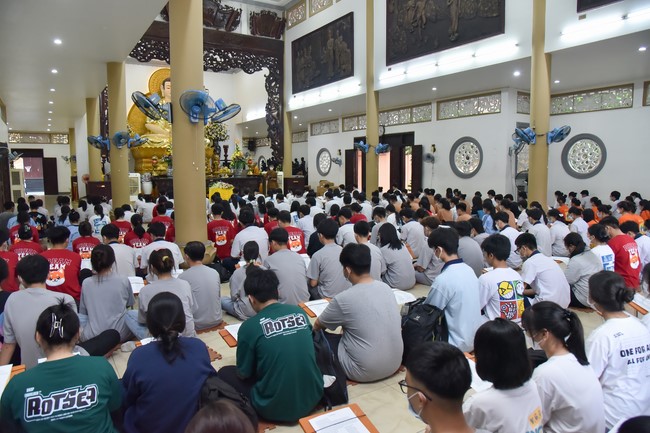 Nguyen Van Cu School students pray for University Examination 2022