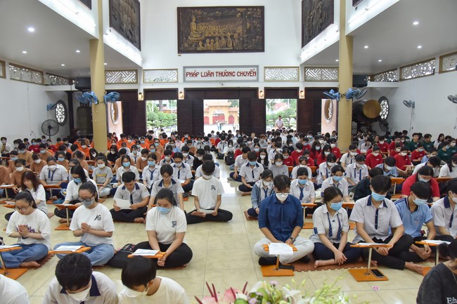 Nguyen Van Cu School students pray for University Examination 2022