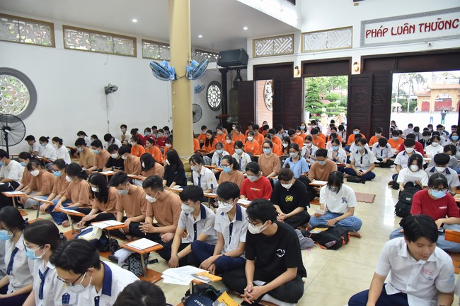 Nguyen Van Cu School students pray for University Examination 2022