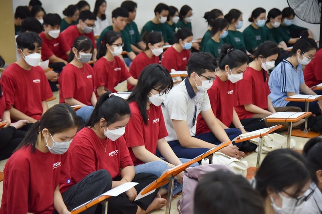 Nguyen Van Cu School students pray for University Examination 2022