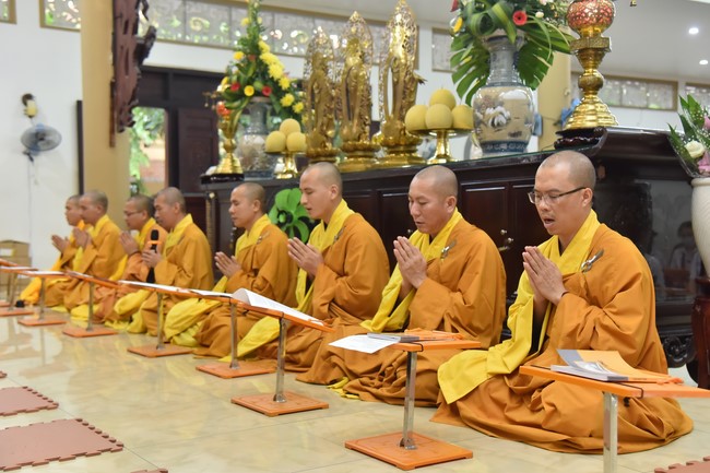 Nguyen Van Cu School students pray for University Examination 2022