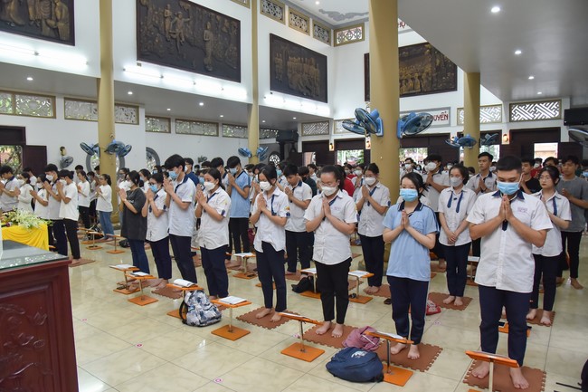 Nguyen Van Cu School students pray for University Examination 2022