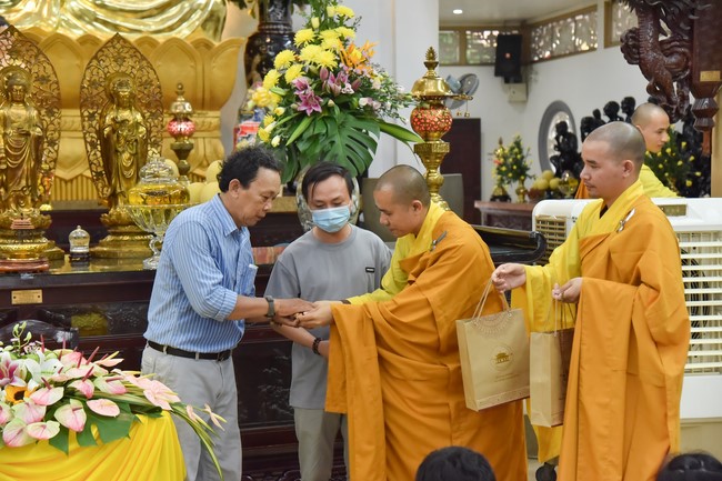 Nguyen Van Cu School students pray for University Examination 2022
