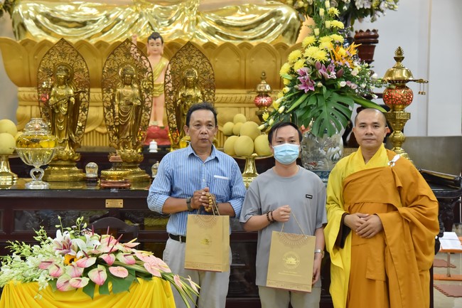 Nguyen Van Cu School students pray for University Examination 2022