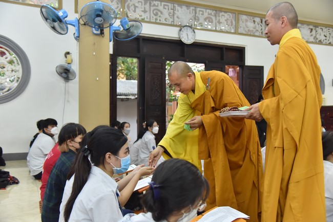 Nguyen Van Cu School students pray for University Examination 2022