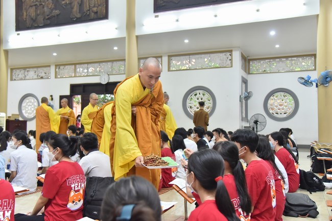 Nguyen Van Cu School students pray for University Examination 2022