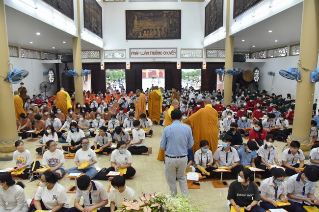 Nguyen Van Cu School students pray for University Examination 2022