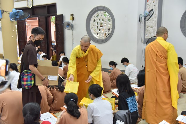 Nguyen Van Cu School students pray for University Examination 2022