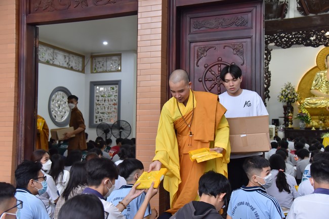 Nguyen Van Cu School students pray for University Examination 2022