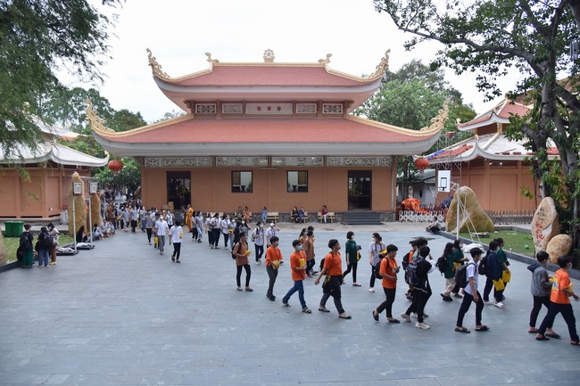Nguyen Van Cu School students pray for University Examination 2022