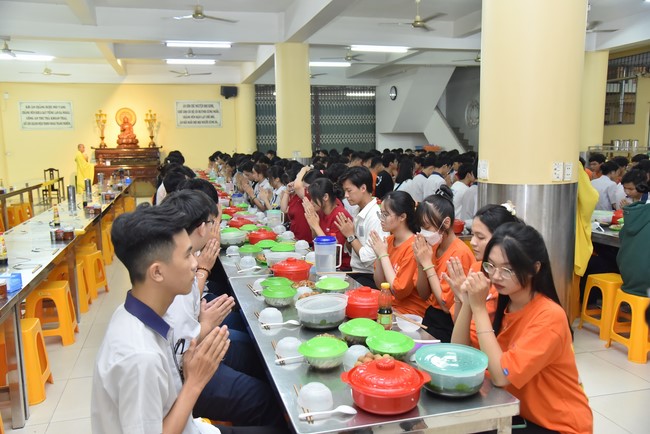 Nguyen Van Cu School students pray for University Examination 2022