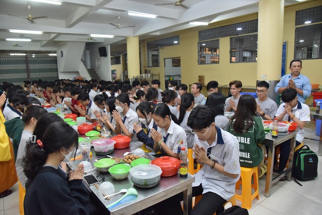 Nguyen Van Cu School students pray for University Examination 2022