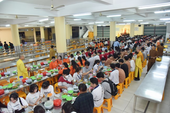 Nguyen Van Cu School students pray for University Examination 2022