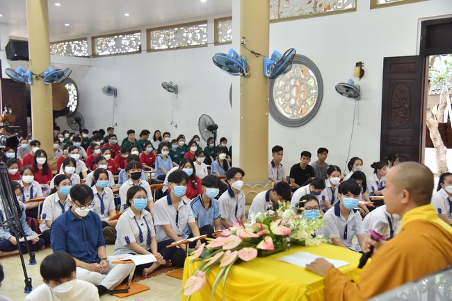 Nguyen Van Cu School students pray for University Examination 2022