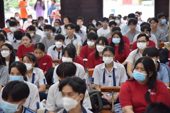 Nguyen Van Cu School students pray for University Examination 2022