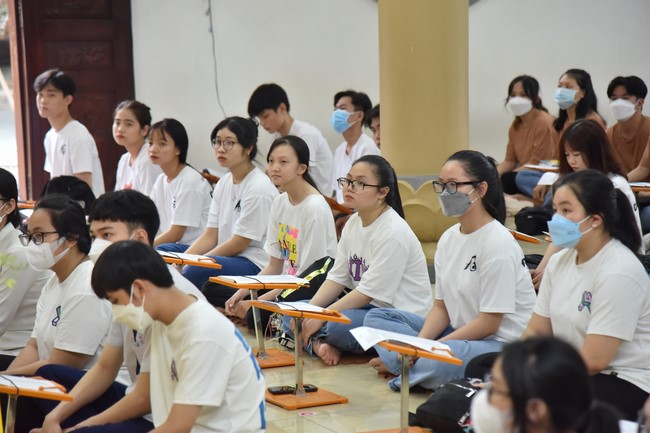 Nguyen Van Cu School students pray for University Examination 2022