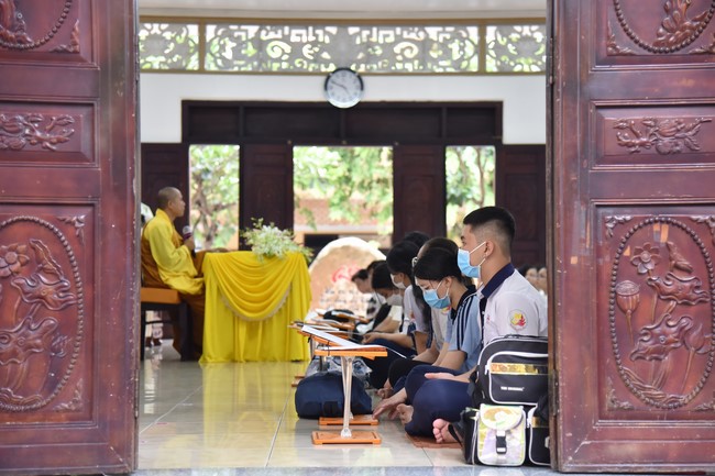 Nguyen Van Cu School students pray for University Examination 2022
