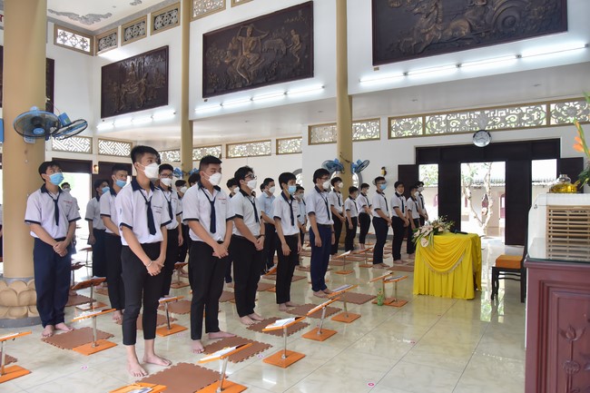 Nhan Van High School Students Pray for University Examination 2022