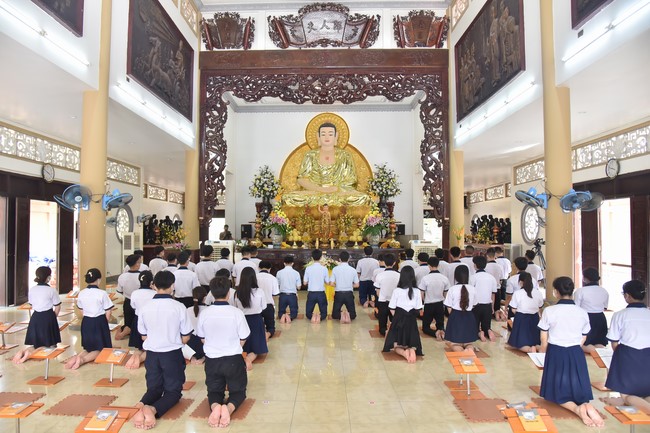 Nhan Van High School Students Pray for University Examination 2022