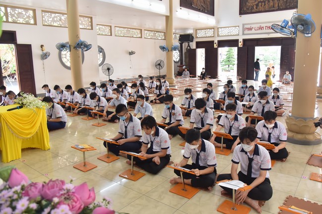 Nhan Van High School Students Pray for University Examination 2022