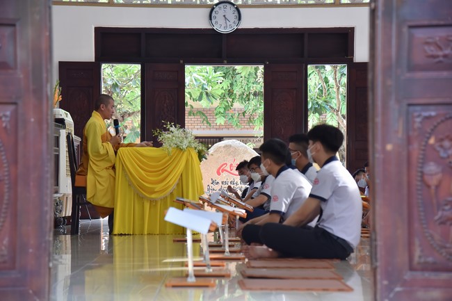 Nhan Van High School Students Pray for University Examination 2022