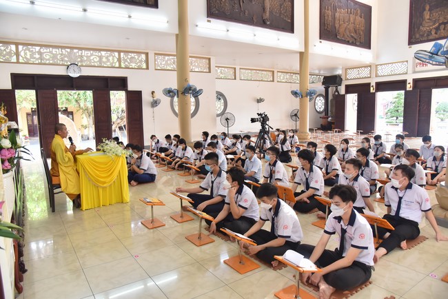 Nhan Van High School Students Pray for University Examination 2022